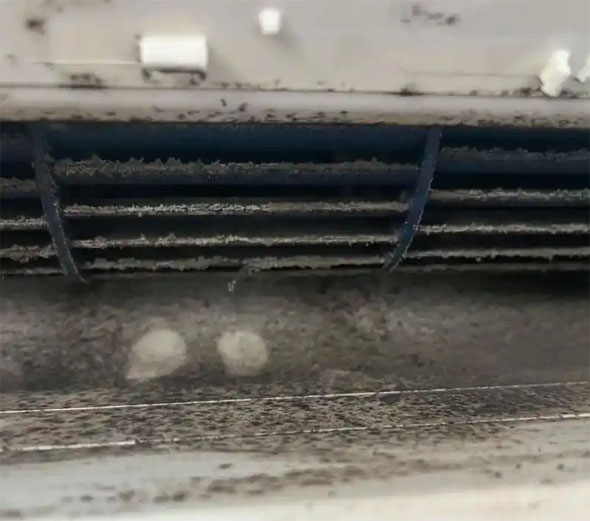 房山空调吹的风有股烧焦味是怎么回事